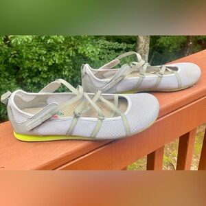 SAS Tripad Comfort by Clark’s Gray and Lime Green Flat Strapped Shoes /size 11M